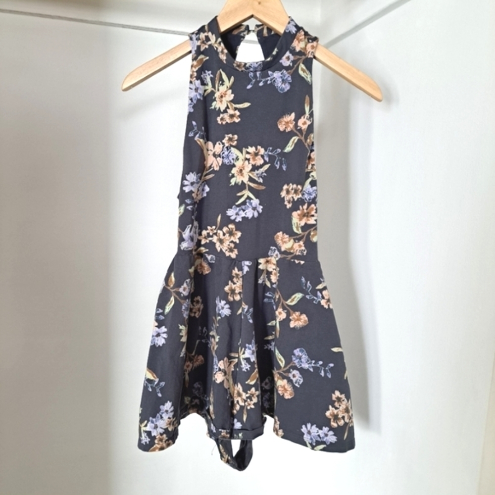 Kimchi Blue | Grey & flower sleevless open back shorts romper/ Jumpsuit